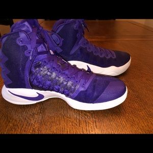 Women’sHyperDunk 2016 basketball shoes.